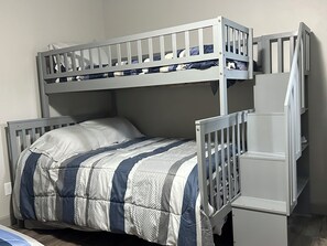 5 bedrooms, iron/ironing board, WiFi, bed sheets - Lake house on beautiful Shawano Lake for NFL draft (Cecil)
