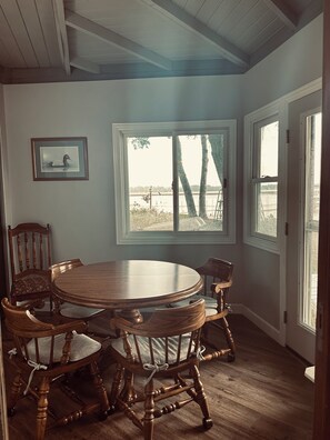 Dining - Lake house on beautiful Shawano Lake for NFL draft (Cecil)