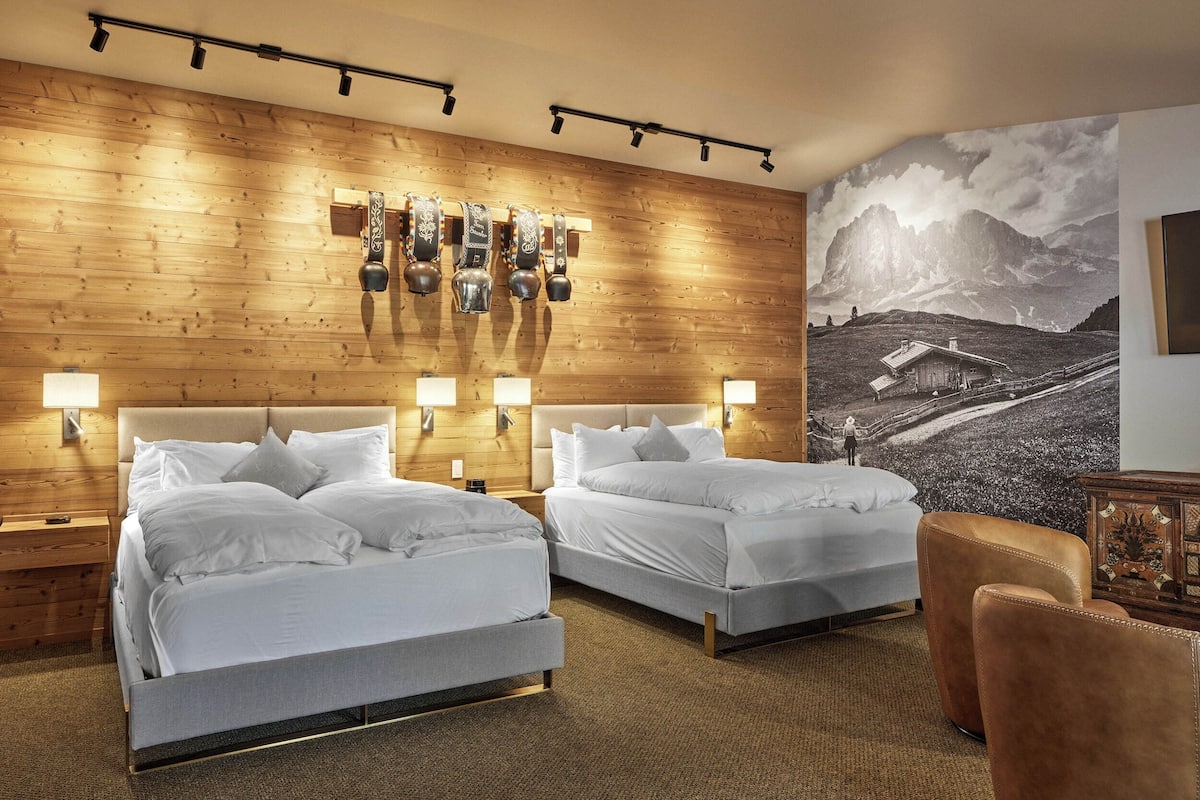 Chambre, 2 grands lits | 1 chambre, draps italiens Frette, literie de qualité supérieure