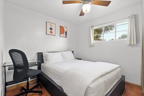 1 bedroom, desk, iron/ironing board, free WiFi - Sunlit Palm Cottage in Uptown Phoenix (Phoenix)