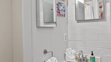 Cottage | Salle de bain | Serviettes fournies, papier toilette