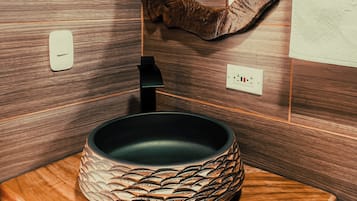 Ducha, artículos de tocador gratuitos, toallas, jabón