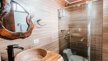 Ducha, artículos de tocador gratuitos, toallas, jabón