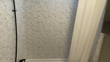 Een haardroger, handdoeken, toiletpapier