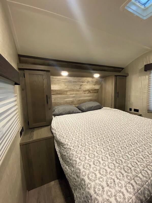 2 عدّة غرف نوم وواي فاي وملاءات أسرّة