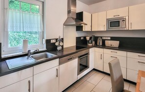 Kokeplater, oppvaskmaskin og kaffetrakter/tekoker