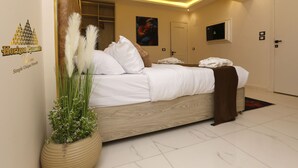 Kamar Triple Klasik, Bebas Asap Rokok, kamar mandi pribadi | Seprai katun Mesir, seprai premium, isi minibar gratis, dan brankas