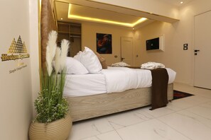 Quarto triplo clássico, para não fumantes, banheiro privativo | Roupas de cama de algodão egípcio, roupas de cama premium