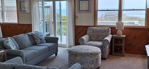 Smart-TV, DVD-spiller, bøker og stereoanlegg