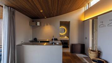 Deluxe Triple Room, Non Smoking, Sea View | Private kitchen | Electric kettle, griddle, cookware/dishes/utensils