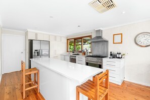 Kjøleskap, mikrobølgeovn, ovn og kokeplater