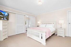 5 bedrooms, iron/ironing board, WiFi, bed sheets - Gregadoo Homestead (20 mins from Wagga) (Gregadoo)