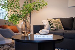 Smart TV, fireplace - Luxury Mountain Escape next to Bow River and Town of Canmore - 1000 sq ft (Canmore)