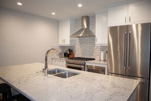Fridge, microwave, oven, stovetop - Luxury Mountain Escape next to Bow River and Town of Canmore - 1000 sq ft (Canmore)