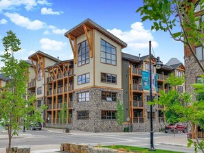 Exterior - Luxury Mountain Escape next to Bow River and Town of Canmore - 1000 sq ft (Canmore)