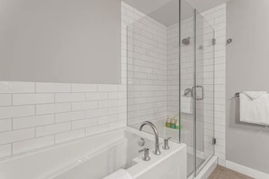 SĂšche-cheveux, serviettes fournies, savon, shampoing