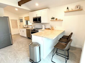 Refrigerador, microondas, placa de cocina, lavavajillas