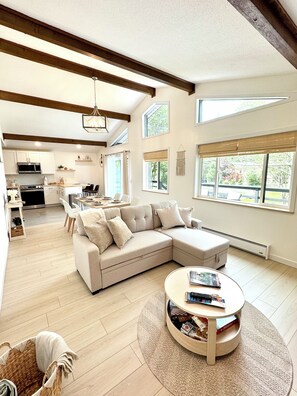 Smart TV, chimenea, mesa de ping pong