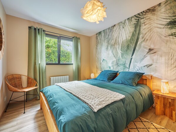 3 makuuhuonetta, työpöytä, internet