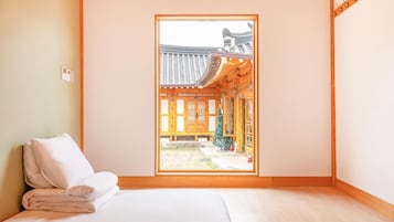 Basic Room, 1 Bedroom (iwol ondolbang) | 1 bedroom, free WiFi