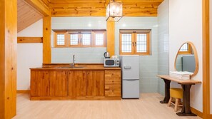 Basic Room, 1 Bedroom (owol danchebang) | 1 bedroom, free WiFi - Gyeongju Ipsaedalseumeunal (Gyeongju)