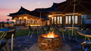 A traditional building with a fire pit and outdoor seating. - Gyeongju Ipsaedalseumeunal (Gyeongju)