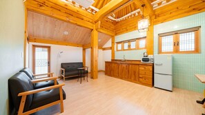 Basic Room, 1 Bedroom (owol danchebang) | 1 bedroom, free WiFi - Gyeongju Ipsaedalseumeunal (Gyeongju)