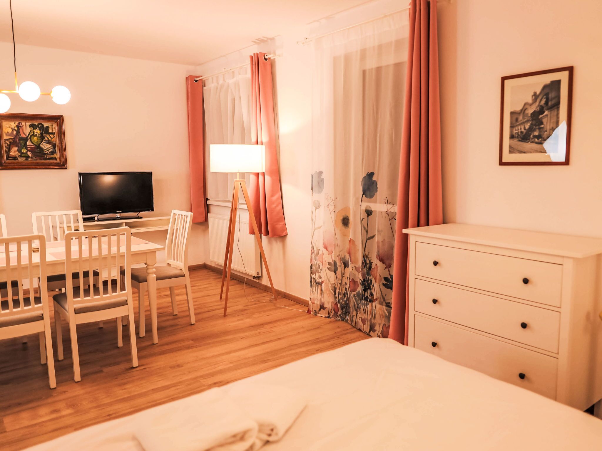 1 slaapkamer, een bureau, internet