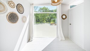 A bright room with white walls, a large window, and a view of greenery outside. - Yangpyeong Seojongpool pet Pension (Yangpyeong)
