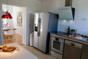 Jääkaappi, uuni, liesi, astianpesukone