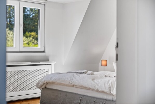 5 bedrooms, desk, WiFi
