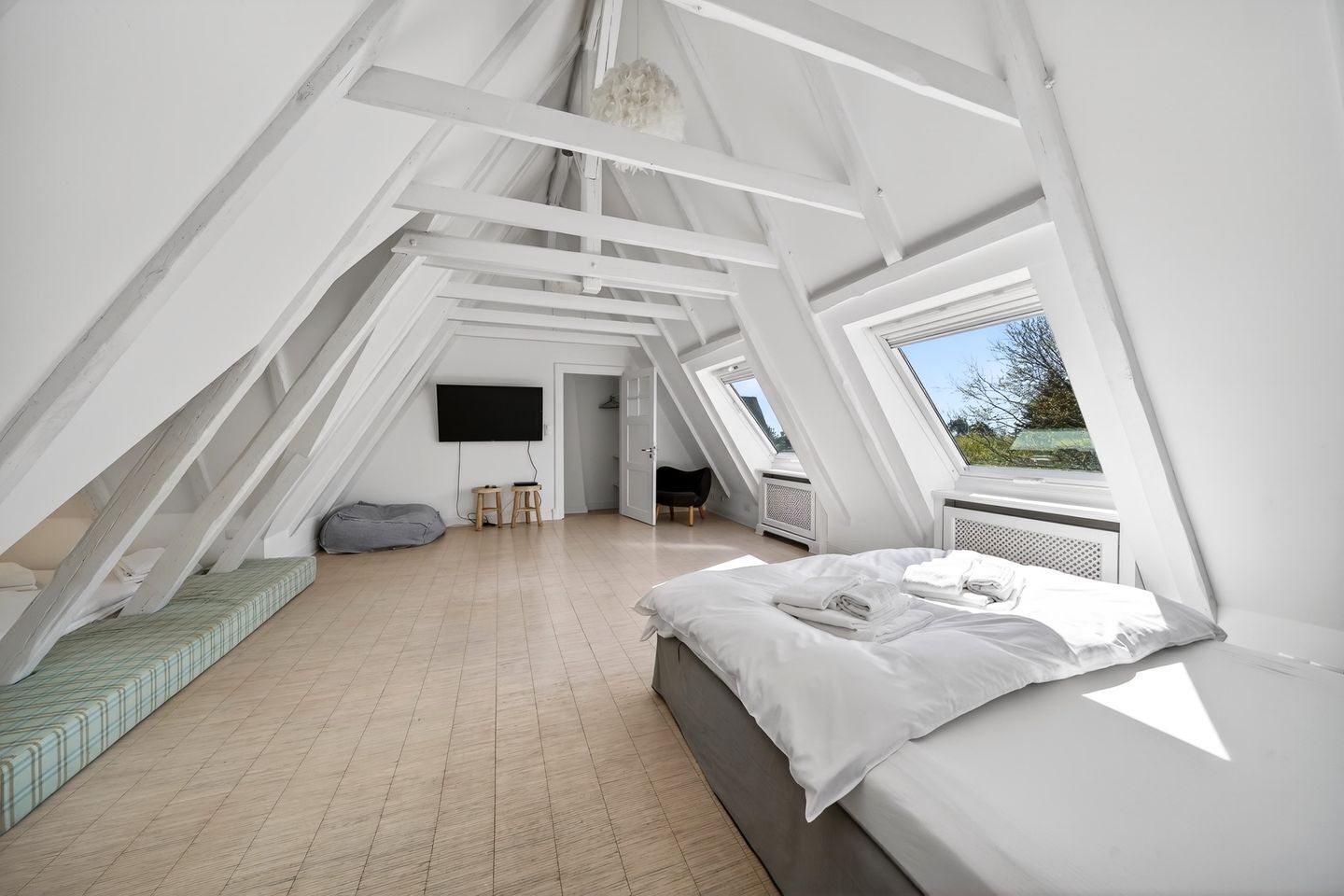 5 bedrooms, desk, WiFi