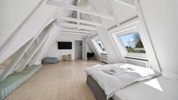5 bedrooms, desk, WiFi