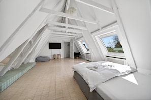 5 bedrooms, desk, WiFi