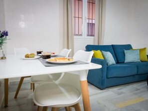 Dining - Holidays2Malaga Eduardo Ocon Old Town GroundFloor (Málaga)