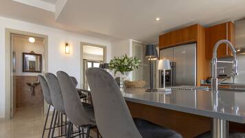 Réfrigérateur, micro-ondes, four, lave-vaisselle