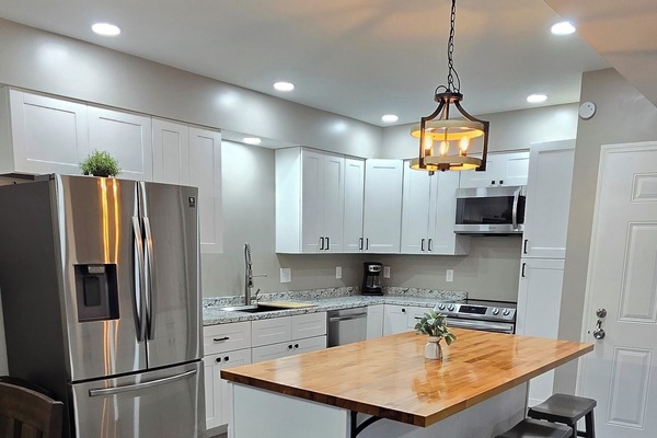 Frigorífico, microondas, horno y placa de cocina