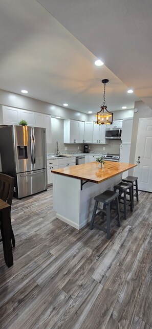 Jääkaappi, mikroaaltouuni, uuni, liesi