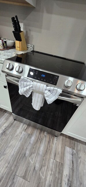 Fridge, microwave, oven, stovetop - 3BR 2BA Apt, Collegedale TN (Collegedale)