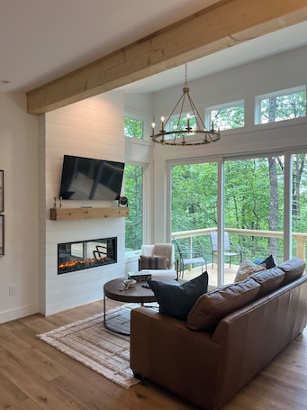 Smart TV, fireplace. Modern New Construction near Dahlonega and Helen
