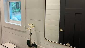 Doccia, asciugacapelli, asciugamani, sapone