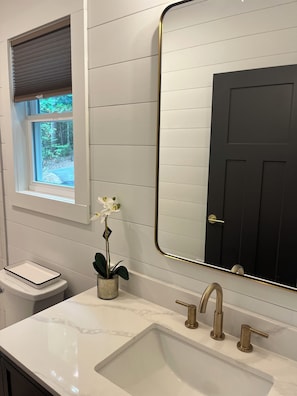 Douche, sèche-cheveux, serviettes fournies, savon