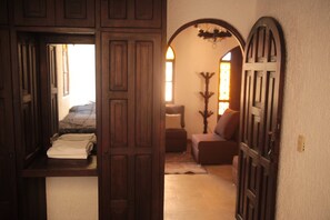 3 habitaciones, tabla de planchar con plancha, wifi y ropa de cama 
