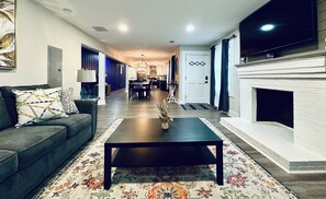 Living area - Atlanta VACAY/ Gathering (Tucker)