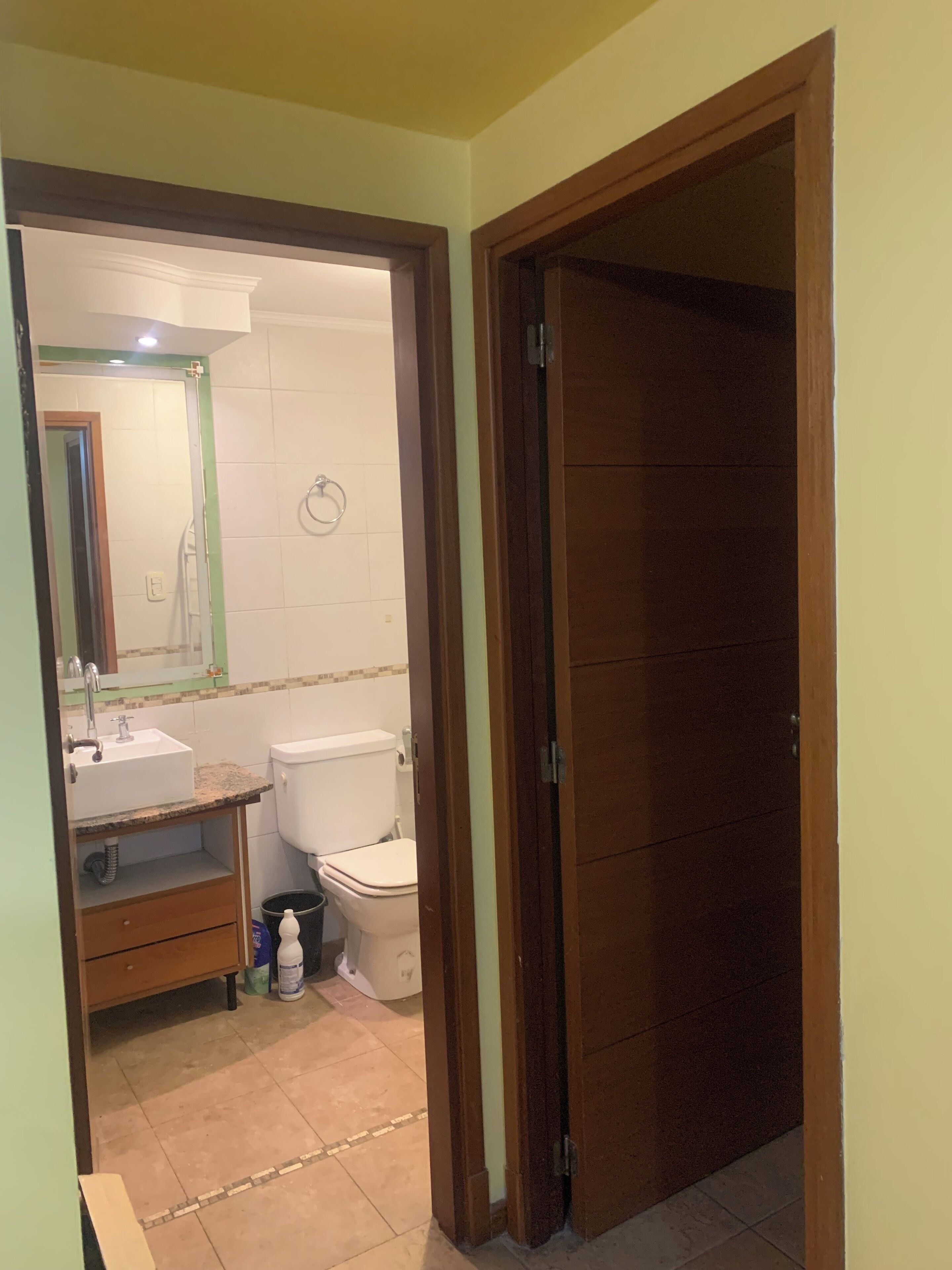 Een haardroger, een bidet, handdoeken, zeep