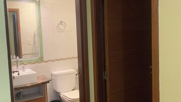 Haartrockner, Bidet, Handtücher, Seife