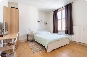 2 chambres, bureau, fer et planche à repasser, accès au Wi-Fi (inclus)