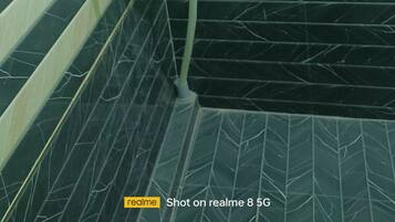 Douche, serviettes fournies, savon, shampoing