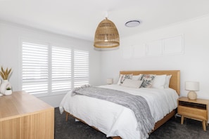 4 bedrooms, iron/ironing board, WiFi, bed sheets