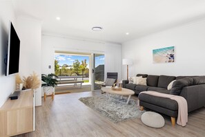 Living area - Newly Built Luxury Modern Home (Dunsborough)
